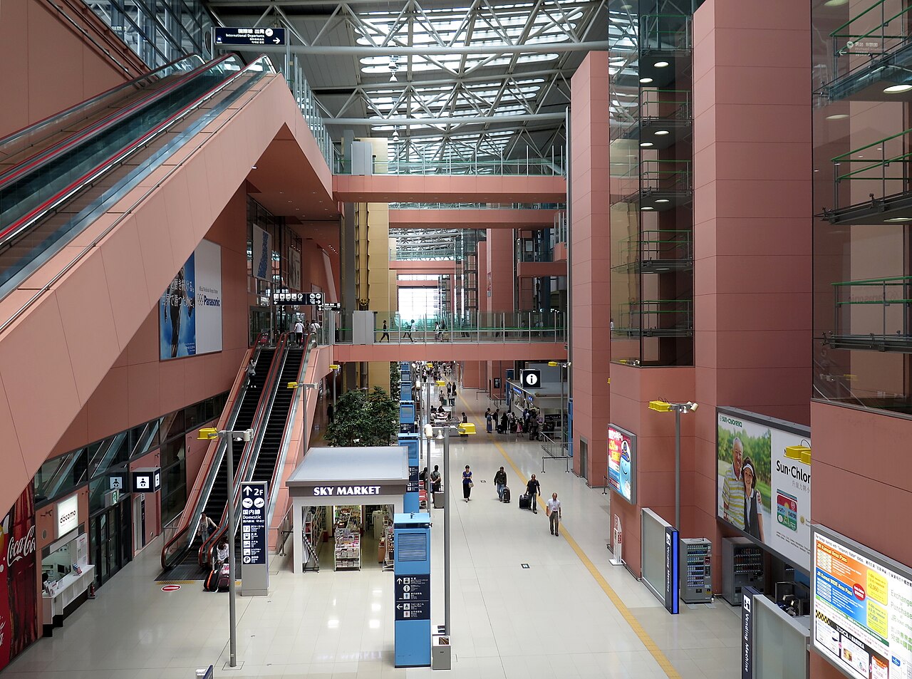 關西國際機場 — 05:45 抵達、Aeroplaza 取車